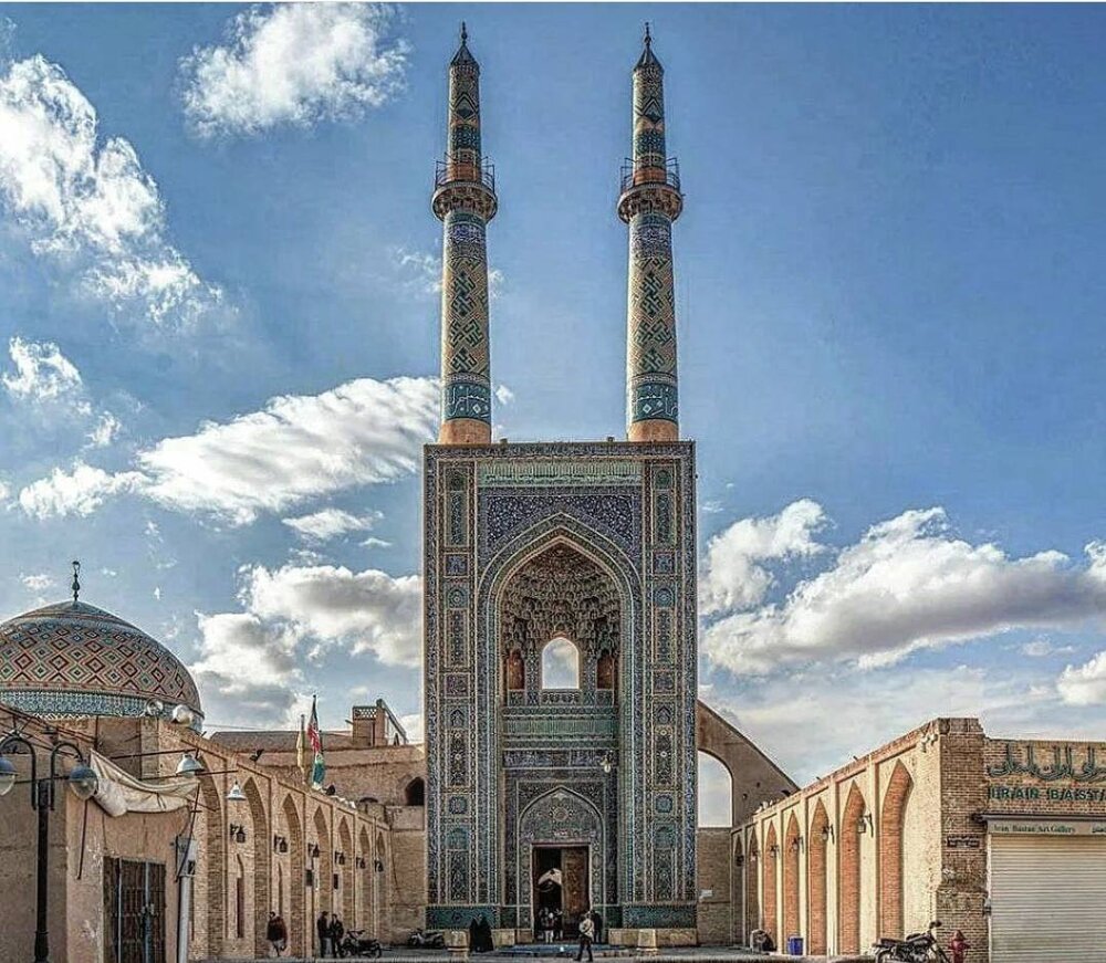 The lucky men and women of Yazd Mosque!